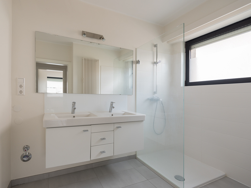 Furnished room for rent Luxembourg. It includes: double bed, bedside table, desk, chair, wardrobe.