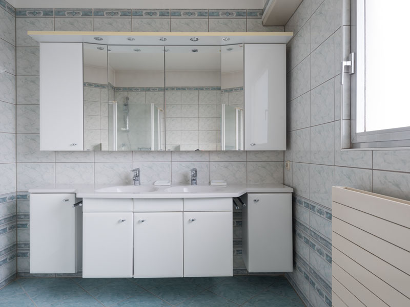 Common bathroom with two sinks in a shared house Luxembourg