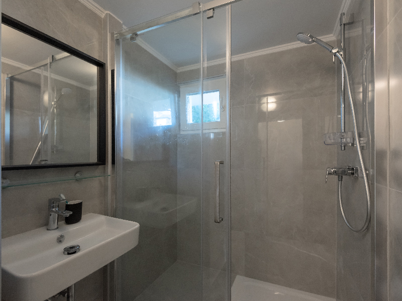 Common bathroom with a shower and a sink in a shared house Luxembourg