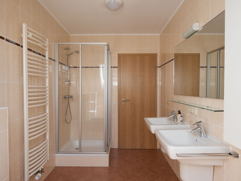 salle de bain commune dans une maison en colocation