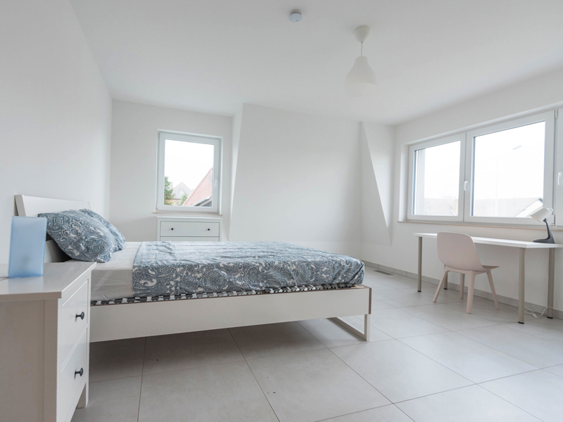 Rent a Room in Luxembourg. The room includes a double bed, desk, chair, wardrobe, chest of drawers, shelf.