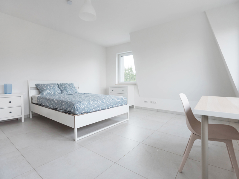 Rent a Room in Luxembourg. The room includes a double bed, desk, chair, wardrobe, chest of drawers, shelf.