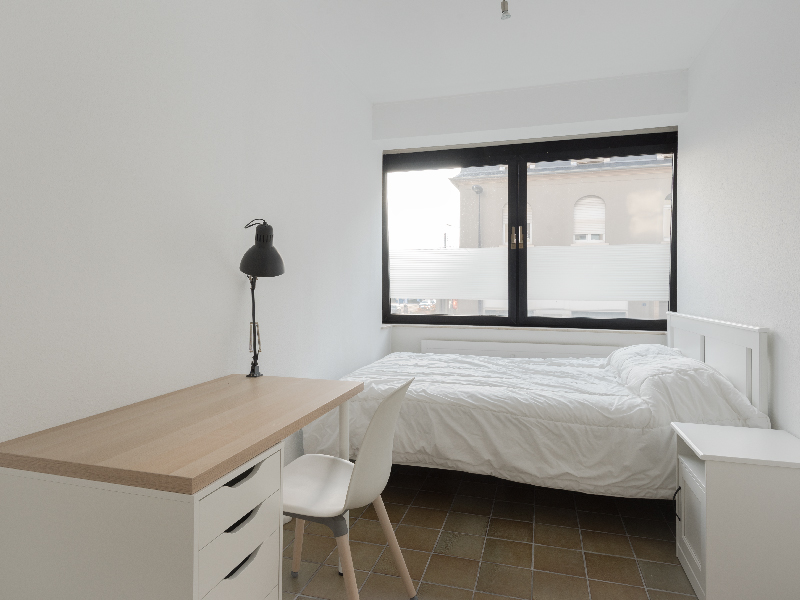 Furnished room for rent Luxembourg. It includes: double bed, bedside table, desk, chair, wardrobe.