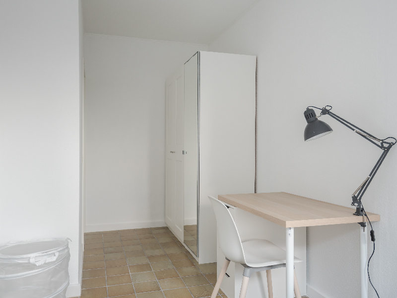 Furnished room for rent Luxembourg. It includes: double bed, bedside table, desk, chair, wardrobe.